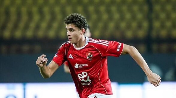 برشلونة يضم موهبة الأهلي الشابة قريبا