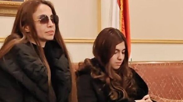 دوللي شاهين تستقبل عزاء والدتها بكنيسة القديس مار يوسف