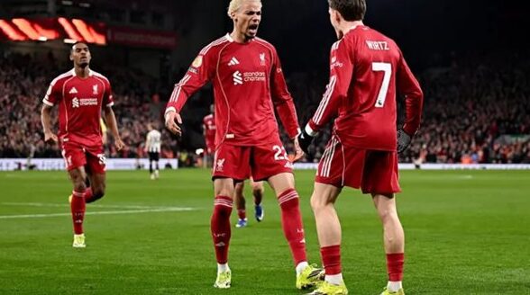 أسطورة مانشستر يونايتد يوجه نصيحة لسلوت حول استغلال ثنائي ليفربول الهجومي