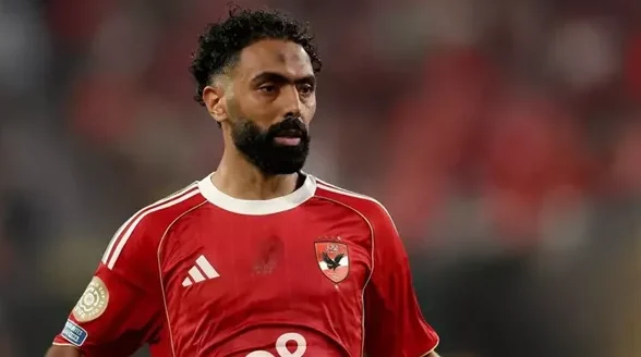 شوبير يناقش غياب حسين الشحات عن التشكيل الأساسي للأهلي