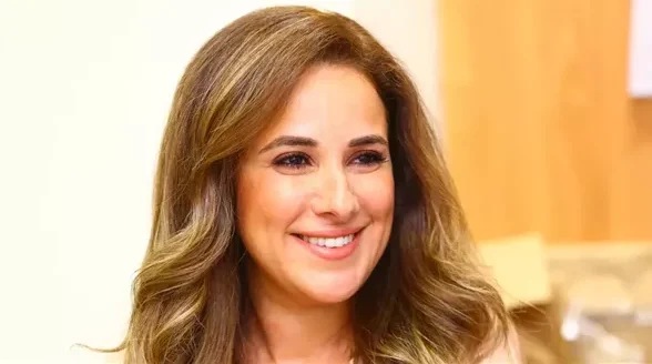 شيري عادل تظهر باللكلوك والبيجامة وتفاجئ فريق عمل فن الحرب