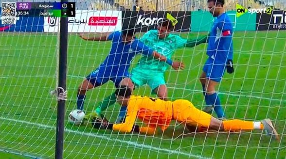 نتيجة الشوط الأول بين سموحة وبيراميدز.. تقنية الفيديو تنقذ فريق السماوي