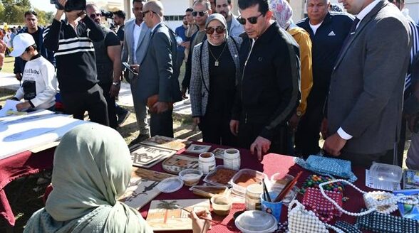 وزير الرياضة يزور معرض المنتجات الحرفية والتراثية في الوادي الجديد